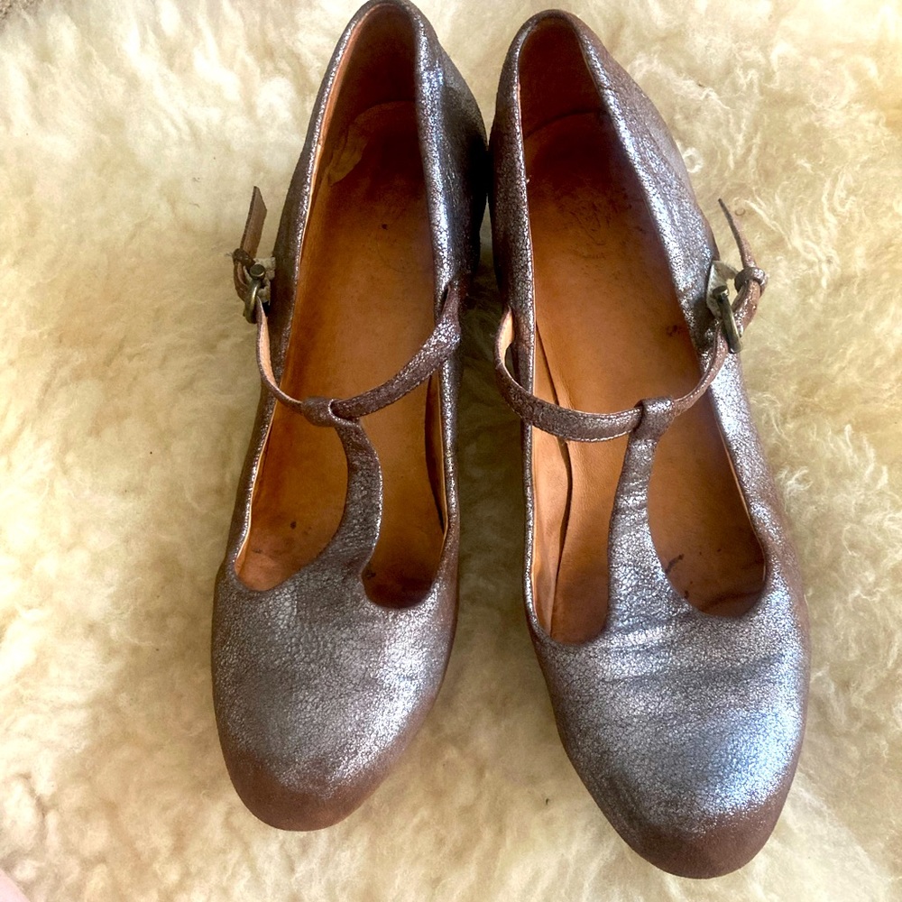 Frye Lisa T-strap Heels distressed silver/brown 8.5